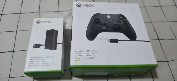 Controle Xbox Series com Cabo USB + Bateria Original com Cabo USB.