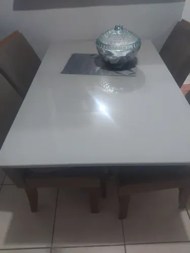 Vendo mesa novinha de vidro novinha não entrego de 1400 por 700