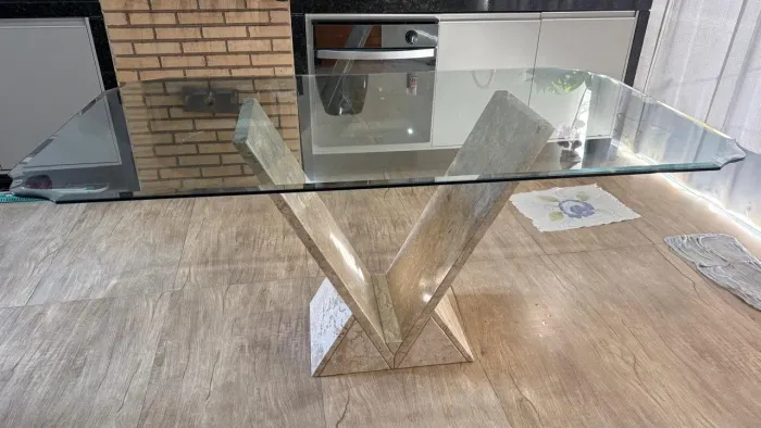 Mesa de mármore e vidro para 06 cadeiras