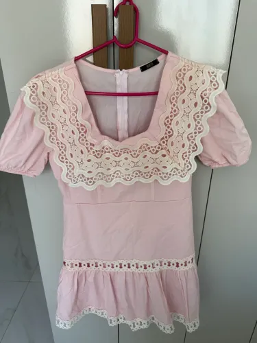 Vestido curto com detalhes em guipir