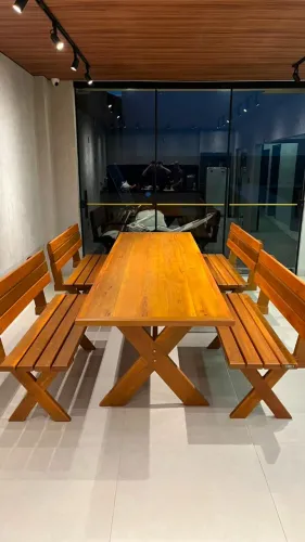 Mesa de madeira com cadeiras *NOVA*