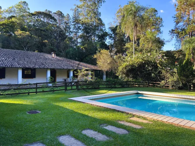 Sítio de 22 Hectares em Jundiaí com Piscina, Estábulo e Potencial Turístico