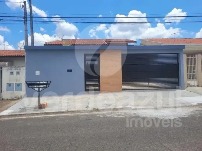 Casa térrea com planejados, tem 3 quartos sendo 1 suíte, área de lazer em Valinhos-SP.