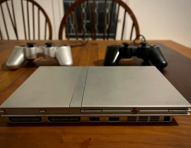 PlayStation 2 slim + 2 controles dualshock + card de memória