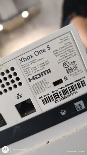 Xbox One 1T com 3 controles originais e jogos.