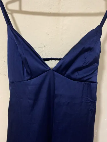 vestido de cetim azul marinho