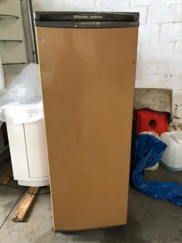 Freezer vertical Electrolux funcionando