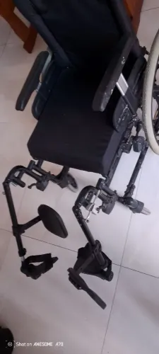 Cadeira de rodas em perfeito estado que vira cama
