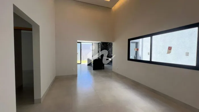 Casa à venda no Bosque dos Buritis (Uberlândia/MG) com 3 suítes, 3 vagas e quintal