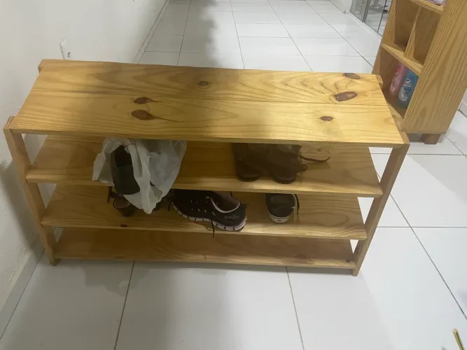 Vende-se Sapateira de Madeira 