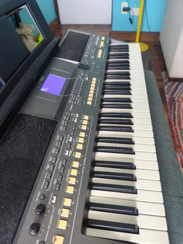 Teclado Yamaha psr S670 funcionando perfeitamente, só uma avaria no display