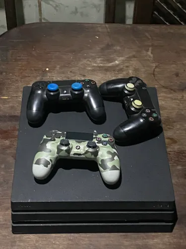 VENDO PS4 PRO 1 TERA + 3 CONTROLES + 3 JOGOS MÍDIA FÍSICA