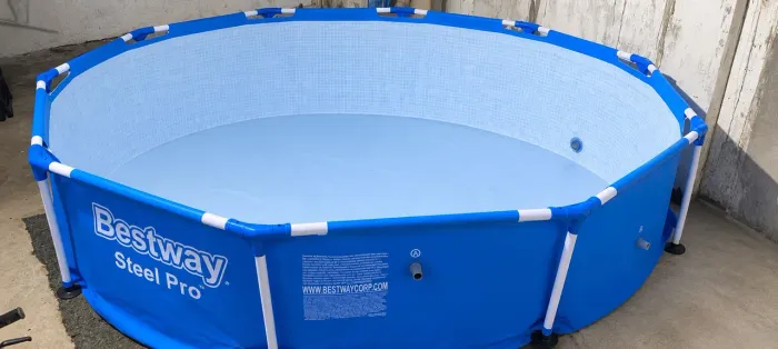 Vende se piscina