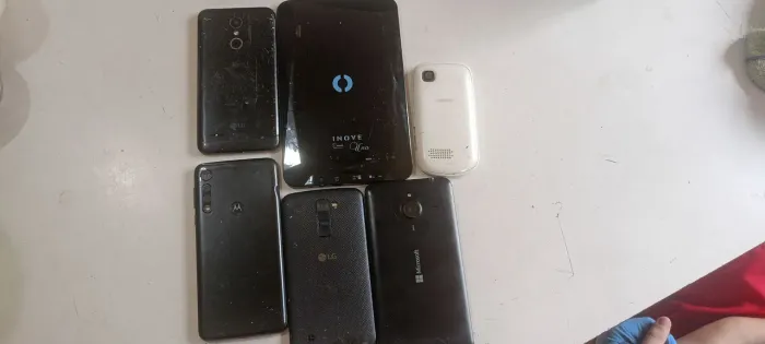 5 celulares quebrados e antigos + tablet antigo para peças 