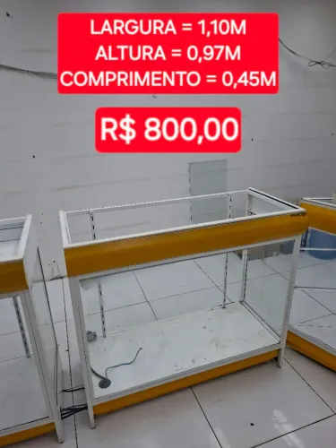 Balcão de vidro com detalhes amarelos. Tamanho na imagem