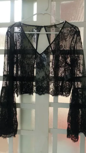 top cropped de renda preta 