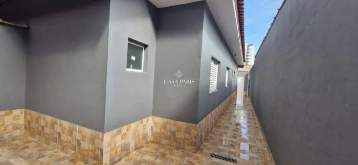 Casa à venda na Praia Grande (Guilhermina) | 2 dorms, suíte, quintal e 2 vagas
