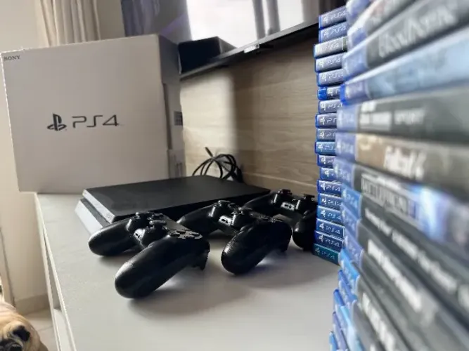 PS4 SLIM 500GB USADO + 3 CONTROLES  COM MAIS DE 30 JOGOS 