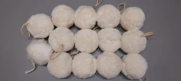 NATAL: 14 bolas off-white em pelúcia - 8cm de diâmetro