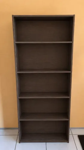 Estante vertical para livros com 5 compartimentos.