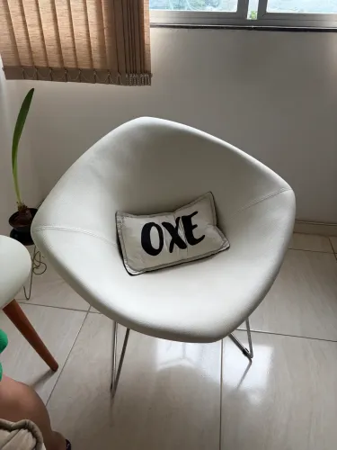 Vendo cadeira decorativa em couro