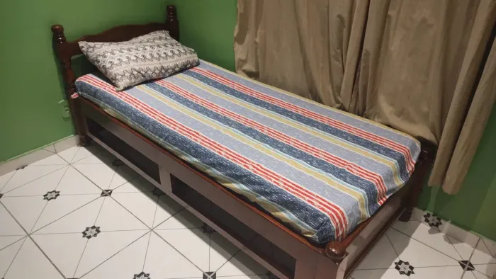 Cama de solteiro de madeira 