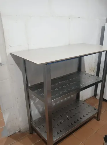 Mesa inox bem conservada