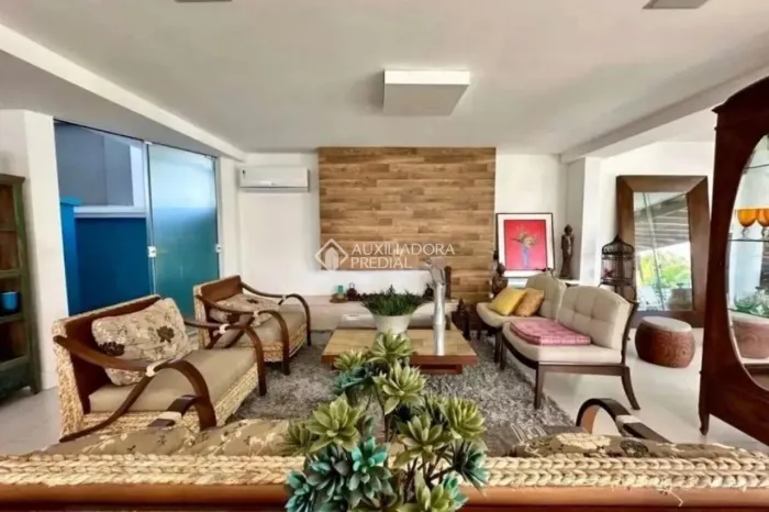 Casa alto padrão para locação, frente ao canal na Barra da Lagoa, 5 suítes, totalmente mob