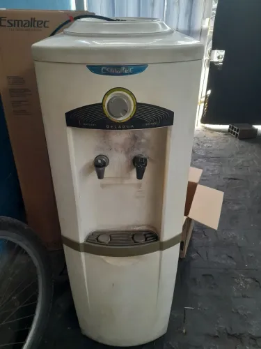 Vendo bebedouro usada, não está gelando