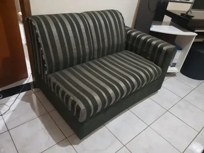 Sofá de canto dois lugares cinza e preto (listrado)