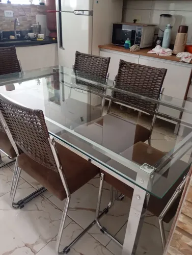 Linda mesa com seis cadeiras com algumas marcas de uso