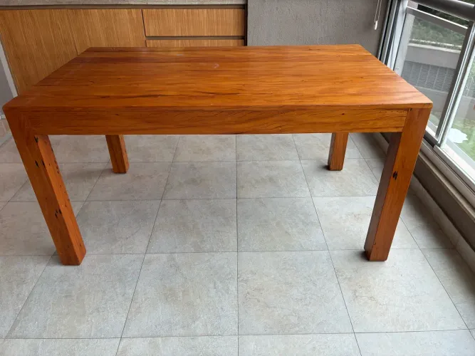 Mesa de madeira de demolição