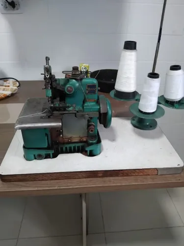 Maquina de costura Overflow chinesinha