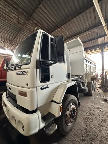 Ford cargo 6332 caçamba 6x4 ano 2009