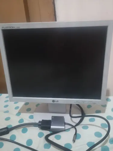 Monitor usado com cabos acompanhado apenas 20 reais qual quer coisa chama no WhatsApp 6498
