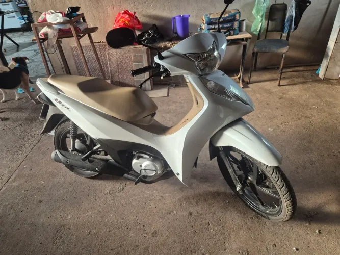 Vendo biz 2025 modelo 2026 com apenas 4500km rodando valor 15.500 whatsapp *
