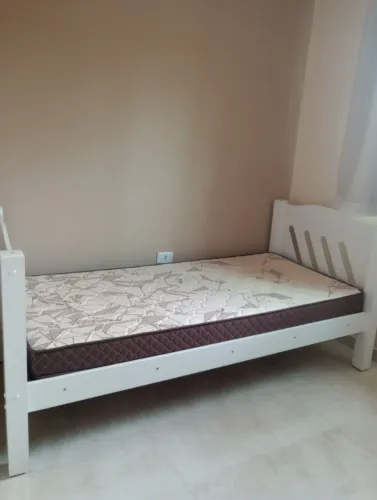 Vende cama e colchão de solteiro
