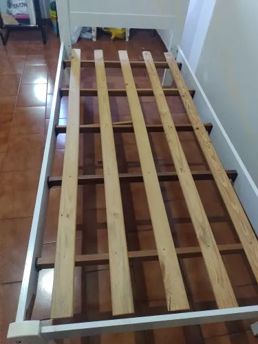 Vendo uma cama de solteiro de MDF usada