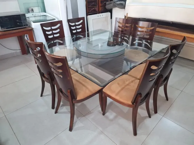 MESA DE JANTAR COM 6 CADEIRAS EM MADEIRA + TAMPO DE VIDRO E CENTRO GIRATÓRIO