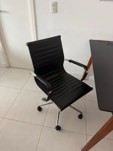 Mesa/escrivaninha mais cadeira de escritório 