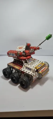 Tanque de brinquedo metálico vintage - 20 x 20 cm. Faltando 1 roda central do lado direito