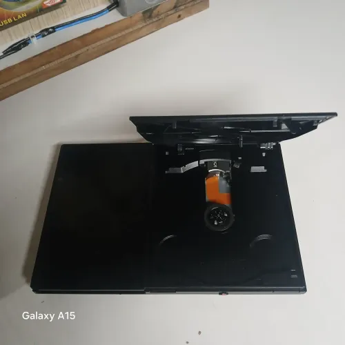 Vendo um PlayStation 2 pra retirar peças ou arrumar parou de funcionar só o aparelho?