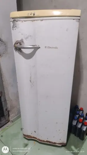 Geladeira funcionando normalmente, mas bastante desgastada, aceito propostas.