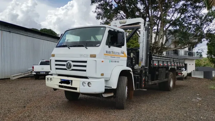 Caminhão Volkswagen 13.180 equipado com Munck tka 12.500 ano 2020. 