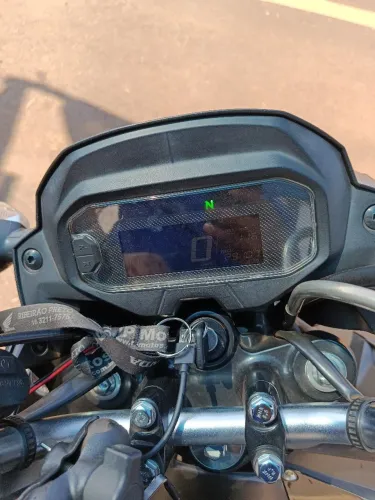 Vendo Fan 160 2025  moto bem cuidado com pneus novos relação nova 