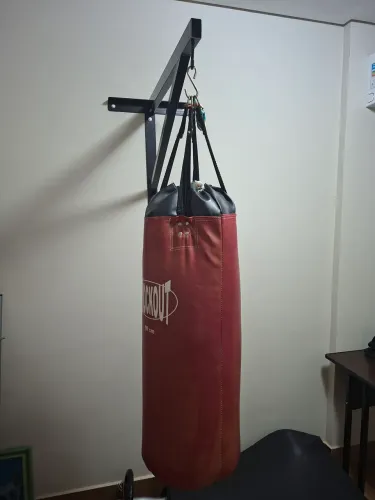 Saco de Pancada KNOCKOUT 90cm + Suporte de Parede