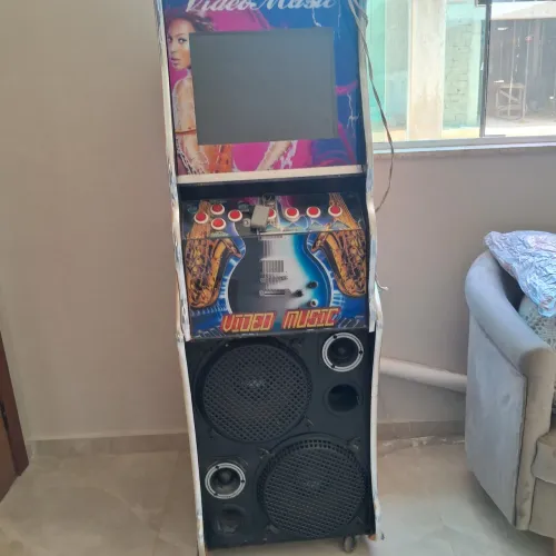 Vitrola de musica , tem que atualizar..ja foi utilizada para funcionar como venda de ficha