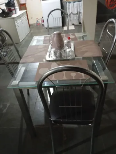 Mesa de vidro com 4 cadeiras