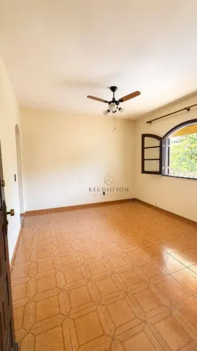 Casa Estilo Colonial ampla, com garagem, 3 Quartos (sendo 1 suíte), churrasqueira e quinta