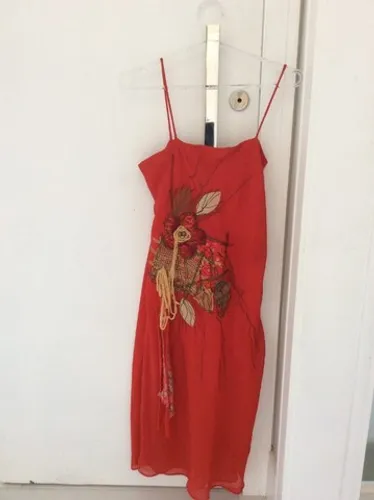 Vestido vermelho com detalhe artesanal! Pouquíssimo usado!